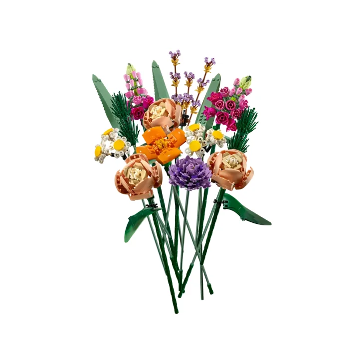 Bouquet LEGO coloré avec roses roses et orange, fleurs violettes, marguerites jaunes et tiges vertes sur fond blanc