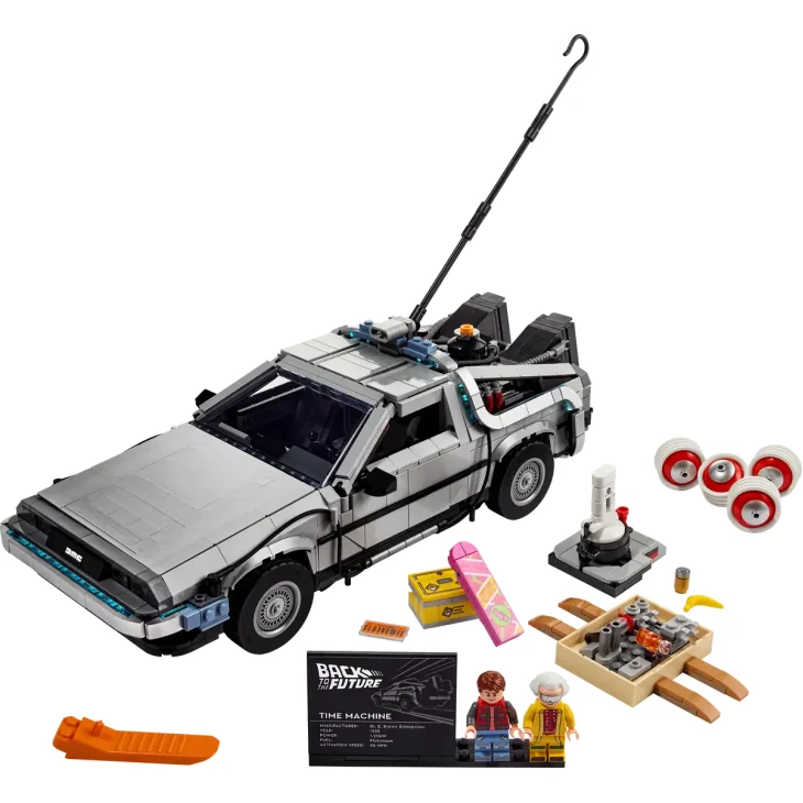 DeLorean LEGO argentée avec portes papillon ouvertes, antenne, accompagnée de deux figurines et accessoires colorés