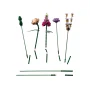 Pièces LEGO du set Bouquet de fleurs : tiges vertes et éléments floraux colorés incluant lavande, pivoine et fleurs violettes Pièces LEGO du set Bouquet de fleurs : tiges vertes et éléments floraux colorés incluant lavande, pivoine et fleurs violettes