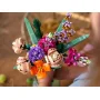 Bouquet LEGO coloré tenu à la main avec roses violettes et roses, tulipes orange, lavande et feuillage vert Bouquet LEGO coloré tenu à la main avec roses violettes et roses, tulipes orange, lavande et feuillage vert