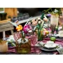 Bouquet de fleurs LEGO colorées dans un vase avec tiges vertes, posé sur une table dressée avec vaisselle et verres Bouquet de fleurs LEGO colorées dans un vase avec tiges vertes, posé sur une table dressée avec vaisselle et verres
