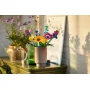 Bouquet LEGO de fleurs sauvages colorées dans un vase rose sur une table dorée, avec lumière naturelle créant des ombres Bouquet LEGO de fleurs sauvages colorées dans un vase rose sur une table dorée, avec lumière naturelle créant des ombres