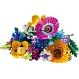 Bouquet LEGO coloré avec marguerites orange et rose, coquelicot jaune, fleurs bleues et violettes, feuillage vert sur fond blanc Bouquet LEGO coloré avec marguerites orange et rose, coquelicot jaune, fleurs bleues et violettes, feuillage vert sur fond blanc