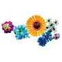 Vue d'ensemble des pièces LEGO du Bouquet de fleurs sauvages : tournesol orange, fleurs violettes, bleues et blanches sur fond blanc Vue d'ensemble des pièces LEGO du Bouquet de fleurs sauvages : tournesol orange, fleurs violettes, bleues et blanches sur fond blanc