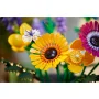 Gros plan sur des fleurs LEGO colorées : gerbera jaune-orange, coquelicot orange et fleur rose-violette avec tiges vertes Gros plan sur des fleurs LEGO colorées : gerbera jaune-orange, coquelicot orange et fleur rose-violette avec tiges vertes
