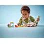 Enfant jouant avec l'ambulance LEGO blanche, personnages de chauffeur et patient, plus un petit bâtiment avec croix médicale Enfant jouant avec l'ambulance LEGO blanche, personnages de chauffeur et patient, plus un petit bâtiment avec croix médicale