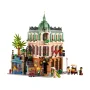Vue d'ensemble de l'hôtel-boutique LEGO avec façade ornée, dôme vert, palmier et plusieurs minifigurines dans la rue