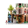 Vue détaillée de l'hôtel-boutique LEGO avec palmier, escalier extérieur, balcons avec personnages et façade colorée
