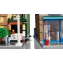 Détails intérieurs de l'hôtel-boutique LEGO : salon avec cheminée et personnage à gauche, entrée avec porte bleue et figurine à droite
