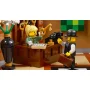 Réception d'hôtel LEGO avec employé blonde à l'accueil et client en costume noir avec valise