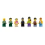 Sept figurines LEGO alignées : deux employés en uniforme vert, une femme en rose, un homme en costume noir, et trois personnages civils