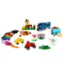 Vue d'ensemble des créations LEGO : train bleu, voitures, tigre, fantôme, maison, fleurs, crocodile et briques colorées étalées
