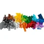 Assortiment coloré de briques LEGO dispersées en arc-en-ciel, du gris et marron à gauche vers le violet à droite