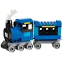 Train LEGO bleu et noir avec locomotive à cheminée blanche et wagon de passagers aux fenêtres noires