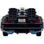 Vue arrière de la DeLorean LEGO avec plaque d'immatriculation OUTATIME, portes papillon ouvertes et réacteur à fusion visible Vue arrière de la DeLorean LEGO avec plaque d'immatriculation OUTATIME, portes papillon ouvertes et réacteur à fusion visible