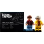 Deux figurines LEGO : Marty McFly en veste rouge et Doc Brown en combinaison jaune, avec une plaque d'information Retour vers le futur Deux figurines LEGO : Marty McFly en veste rouge et Doc Brown en combinaison jaune, avec une plaque d'information Retour vers le futur