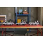Trois DeLorean LEGO argentées alignées sur une table d'atelier, montrant l'évolution de la machine à remonter le temps Trois DeLorean LEGO argentées alignées sur une table d'atelier, montrant l'évolution de la machine à remonter le temps