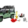 Land Rover Defender 90 LEGO vert avec galerie de toit, cric rouge, jerrycans et accessoires d'expédition sur fond blanc