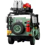 Vue arrière du LEGO Land Rover Defender 90 vert avec galerie de toit, roue de secours, extincteur rouge et plaque d'immatriculation jaune