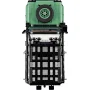 Vue de dessous du Land Rover Defender LEGO vert montrant le châssis noir détaillé et la roue de secours fixée à l'arrière
