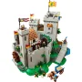 Vue d'ensemble du château LEGO avec tours, pont-levis, drapeaux et figurines de chevaliers sur base verte