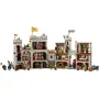 Vue d'ensemble du château médiéval LEGO avec tours, remparts, nombreuses figurines de chevaliers et détails architecturaux