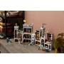 Vue d'ensemble du château médiéval LEGO avec tours, remparts, pont-levis et figurines de chevaliers dans une salle d'exposition