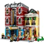 Vue d'ensemble du set LEGO Le club de jazz avec bâtiment rouge à enseigne bleue, restaurant jaune, figurines et scooter vert Vue d'ensemble du set LEGO Le club de jazz avec bâtiment rouge à enseigne bleue, restaurant jaune, figurines et scooter vert