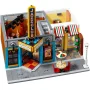 Vue d'ensemble du set LEGO Jazz Club avec enseigne verticale orange, scène intérieure, bar rayé et table ronde avec chaises rouges Vue d'ensemble du set LEGO Jazz Club avec enseigne verticale orange, scène intérieure, bar rayé et table ronde avec chaises rouges