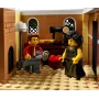Intérieur du club de jazz LEGO avec deux figurines : un homme en costume rouge assis au piano et une chanteuse en robe noire dorée Intérieur du club de jazz LEGO avec deux figurines : un homme en costume rouge assis au piano et une chanteuse en robe noire dorée