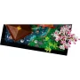 Vue d'ensemble du jardin LEGO avec bassin bleu, pavillon marron, plantes vertes et cerisier en fleurs roses Vue d'ensemble du jardin LEGO avec bassin bleu, pavillon marron, plantes vertes et cerisier en fleurs roses