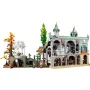 Vue d'ensemble du set LEGO Fondcombe avec palais elfique à tours vertes, pavillon blanc, arbres dorés et figurines