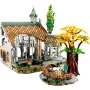 Vue d'ensemble du set LEGO Fondcombe avec bâtiment elfique aux colonnes blanches, toit coloré, tour verte et arbre aux feuilles dorées