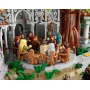 Vue intérieure de Fondcombe LEGO avec Gandalf, Elrond, Frodon et autres figurines réunies sur une terrasse à colonnes ornées