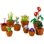 Collection de neuf plantes miniatures LEGO dans des pots terracotta : cactus, succulentes, fleurs rouges et plantes carnivores