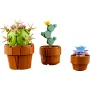 Trois plantes LEGO miniatures en pots terracotta : cactus épineux à fleurs roses, cactus de Barbarie à fleur jaune et plante grasse violette