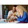 Deux adultes construisent ensemble les plantes miniatures LEGO dans des petits pots orange sur une table blanche