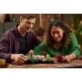 Deux adultes assemblent des plantes succulentes LEGO colorées sur une table en bois dans un salon chaleureux Deux adultes assemblent des plantes succulentes LEGO colorées sur une table en bois dans un salon chaleureux