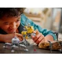 Enfant jouant avec le set LEGO, manipulant un marcheur AT-RT jaune avec figurine de Clone Trooper du 327ème Corps