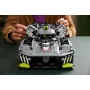 Vue de face de la voiture de course LEGO Peugeot 9X8 grise avec détails jaune fluo, mains d'enfant en arrière-plan