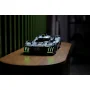 Vue d'ensemble de la voiture de course LEGO Peugeot 9X8 en noir et blanc avec détails verts, posée sur une surface en bois