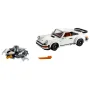 Porsche 911 LEGO blanche avec aileron noir, moteur détaillé et petit outil orange sur fond blanc