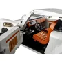 Intérieur détaillé de la Porsche 911 LEGO avec tableau de bord orange, volant noir, sièges en cuir et portière ouverte