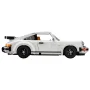 Vue de profil de la Porsche 911 LEGO blanche avec aileron arrière, jantes noires et détails orange sur fond blanc