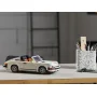Porsche 911 LEGO beige décapotable avec sièges orange sur un bureau moderne, pot à crayons moucheté à côté