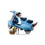 Vespa LEGO bleu clair vintage avec panier avant, selle bleue et accessoires détaillés sur support blanc