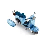 Vue d'ensemble du scooter Vespa 125 LEGO bleu clair avec siège bleu foncé, guidon et détails réalistes