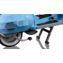 Gros plan sur la partie avant d'une Vespa LEGO bleu clair avec phare, grille d'aération et béquille latérale détaillés