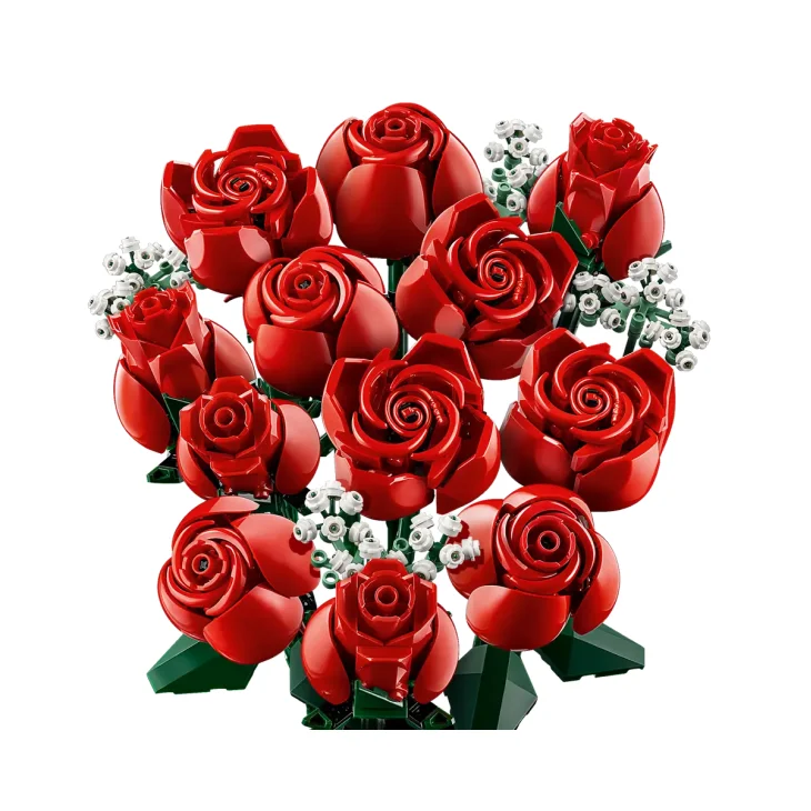 Ramo LEGO de rosas rojas con hojas verdes y pequeñas flores blancas sobre fondo blanco