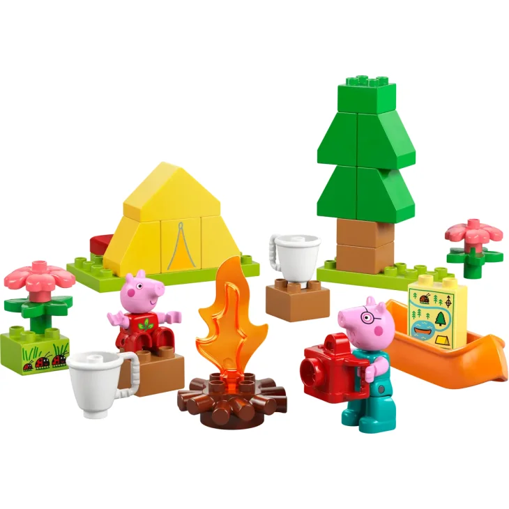 Vista general del set LEGO con tienda amarilla, fogata, árbol verde, dos personajes de Peppa Pig y accesorios de camping